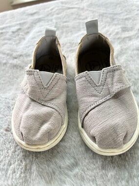 Toms Kids Slip-On Sneakers in Light Gray